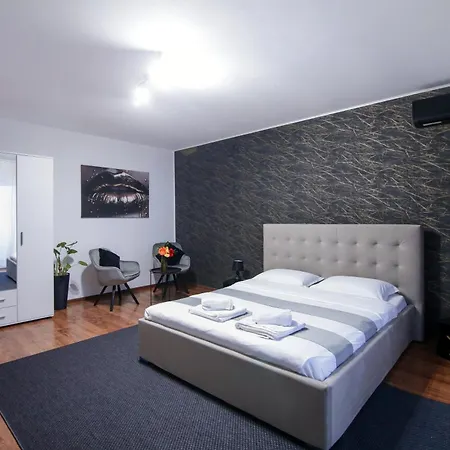 Happy Place Apartment